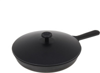 Сковорода литая чугунная 240х40 с чугунной ручкой с алюминиевой крышкой